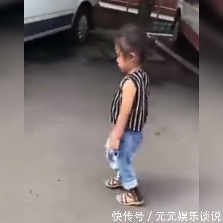 孩子们|萌娃困意来袭,边走边往车上“怼”,网友看给娃困的,亲妈无疑