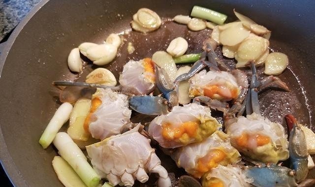 以后海鲜就这样吃,不油炸不清蒸,香气四溢,上桌连汤汁都不剩!