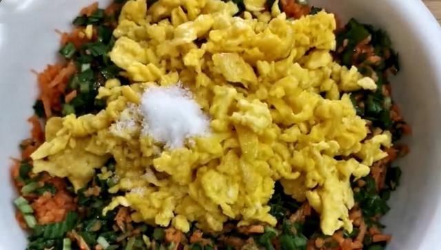 油搅拌均匀|做韭菜饺子时,调馅料不要只加鸡蛋,多加点它,饺子鲜美又好吃
