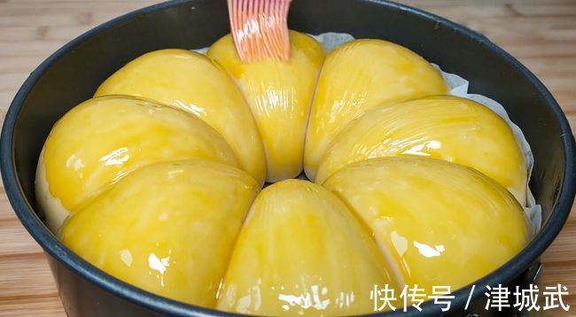 想吃面包不用买，方法简单不用烤箱，在家就能做，出锅暄软又拉丝