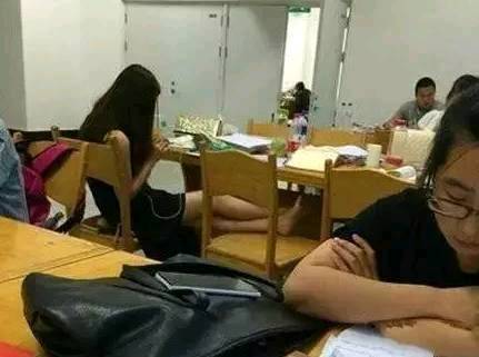 |搞笑图片幽默段子笑话好可爱的小狗狗啊，还戴墨镜呢，哈哈