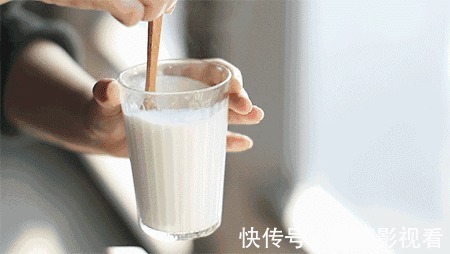 保质期|同样是牛奶,“盒装”“袋装”到底有何区别?奶厂员工:区别大了