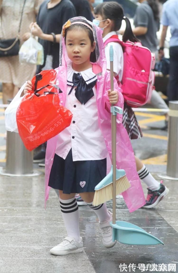 入学|一年级“小萌新”雨中入学