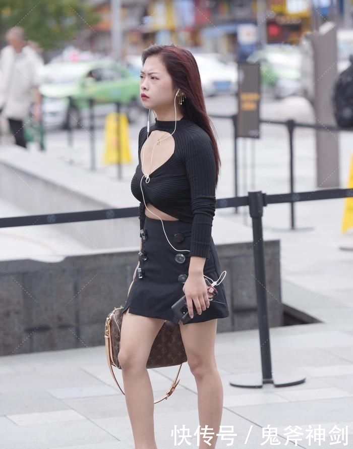 设计|美女黑色上衣扭麻花设计很特别,人群中最靓丽的是她