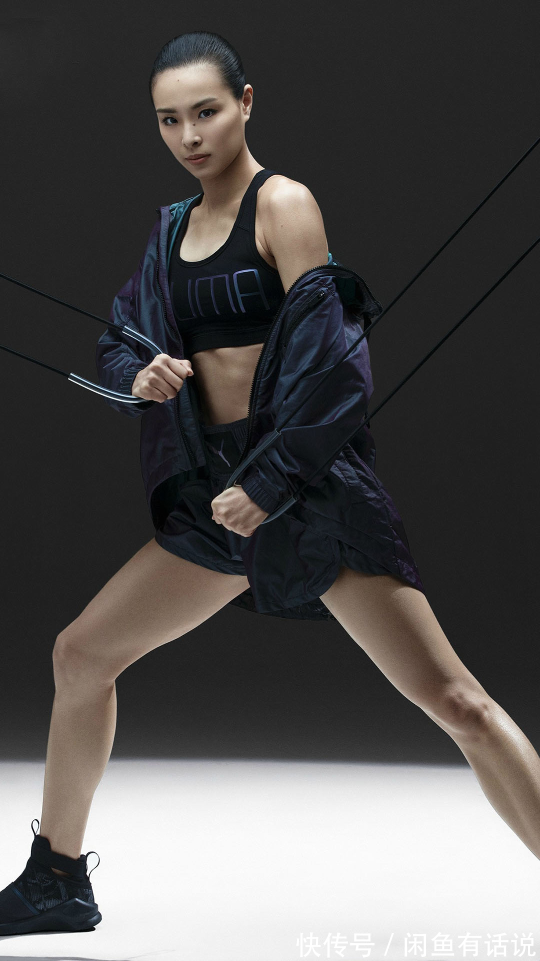 单调|吴敏霞孕后首露面,和老公同穿基础款走机场,打扮低调像邻家姐姐