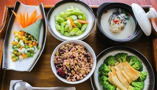 一日三餐|月子期四类食物多馋也别吃,耽误身体恢复不说,还可能引发不适