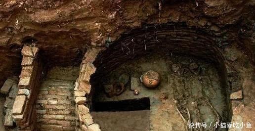 液体|千年古墓挖出保存完好的白酒,专家倒出来尝了尝,味道怎样