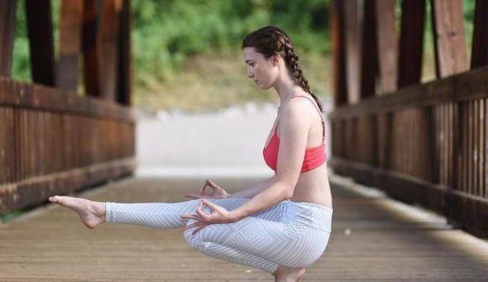 右腿|练瑜伽要注重细节这些体式可以自我操练，高标准才能做好