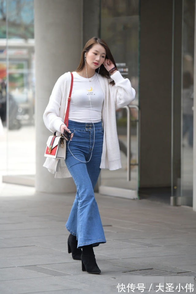 针织开衫|美女街拍:小姐姐高收腰喇叭裤搭白色T恤,展现出了一种靓丽大气的美感