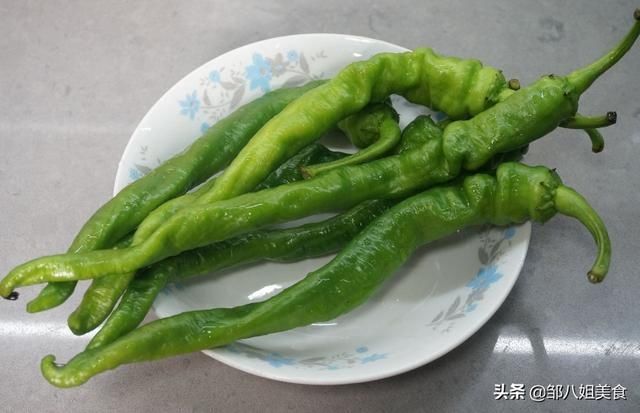 做辣椒炒肉，不要切好直接炒，多做两步，麻辣鲜香，越吃越上瘾