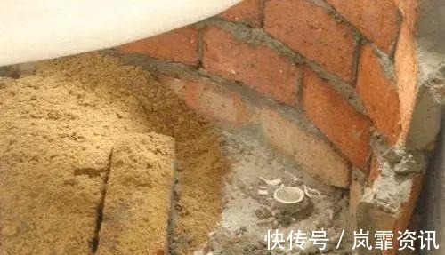 老师傅|巴掌大的卫生间,老师傅帮忙砌了个浴缸,发在朋友圈底下全是赞