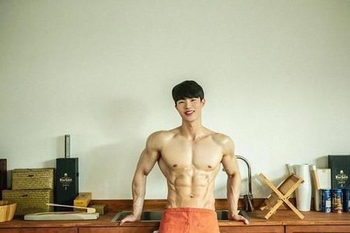 肌肉|肌肉男模长得好有型，胸肌和臂肌很精壮，腹肌和人鱼线如刀刻