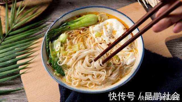煮面条时,掌握3个诀窍,煮出来的面条香浓耐嚼,不粘锅也不成坨