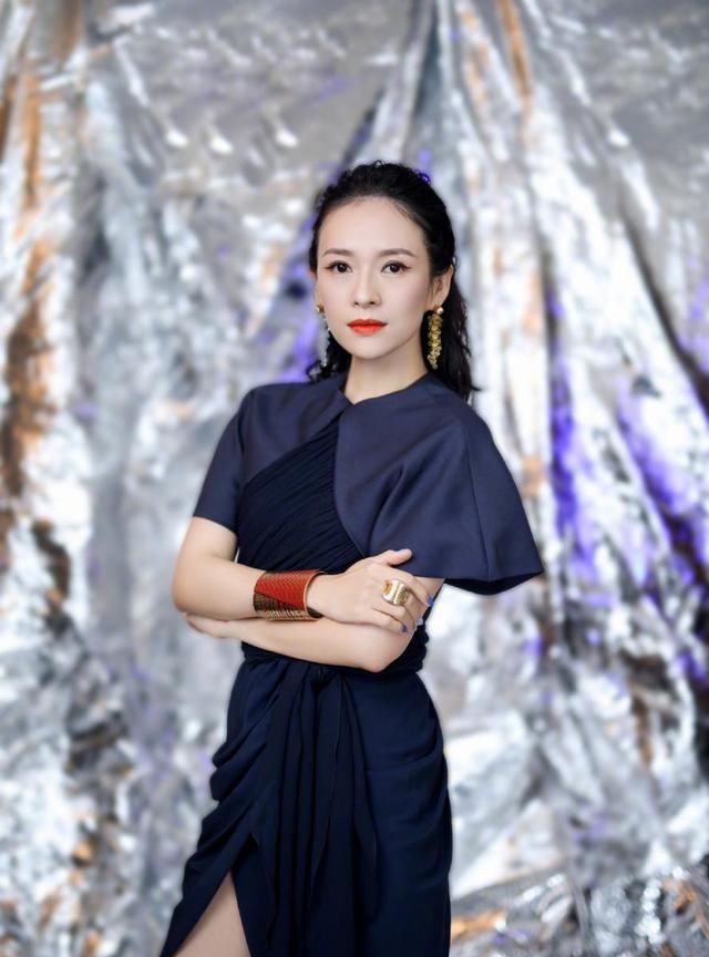 不怕老婆吃醋？汪峰深夜聚会送美女回家，章子怡产后忙捞金显疲惫
