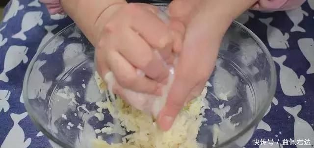 莲藕新吃法,不炒不炖不凉拌,简单一做,饭店都吃不到,真解馋