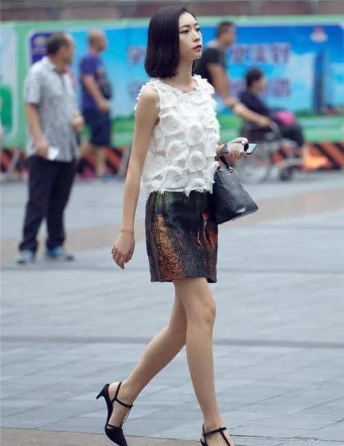 街拍:美女穿白色套裙,长发披肩,气质温婉动人