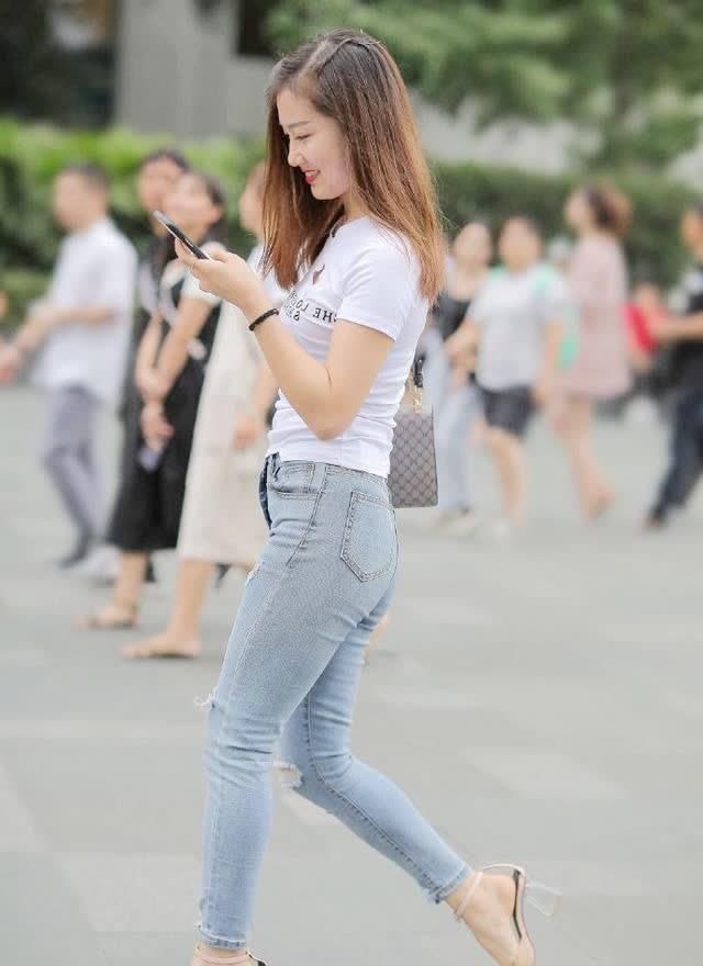 街拍小姐姐身穿牛仔裤装扮让你休闲有型,轻松展现出潇洒惬意的一面