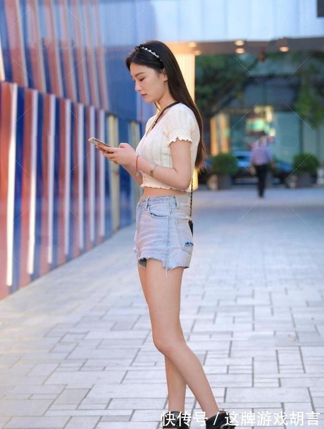 高跟鞋 白色针织短袖非常轻柔,木耳边设计俏皮可爱,搭配牛仔裤显年轻!