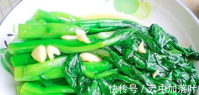大鱼大肉|不论炒什么青菜,直接下锅就大错特错了,大厨都这样做,翠绿鲜香!