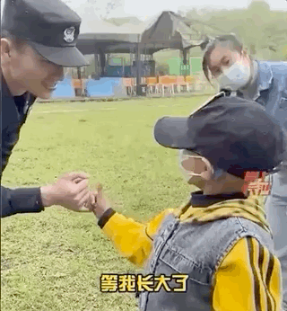 小硬汉，你敬礼的姿势太帅了！