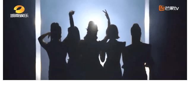 章子怡|当年蹲在张国立脚边说话,宁静表情谄媚,一旁的章子怡满脸不屑?