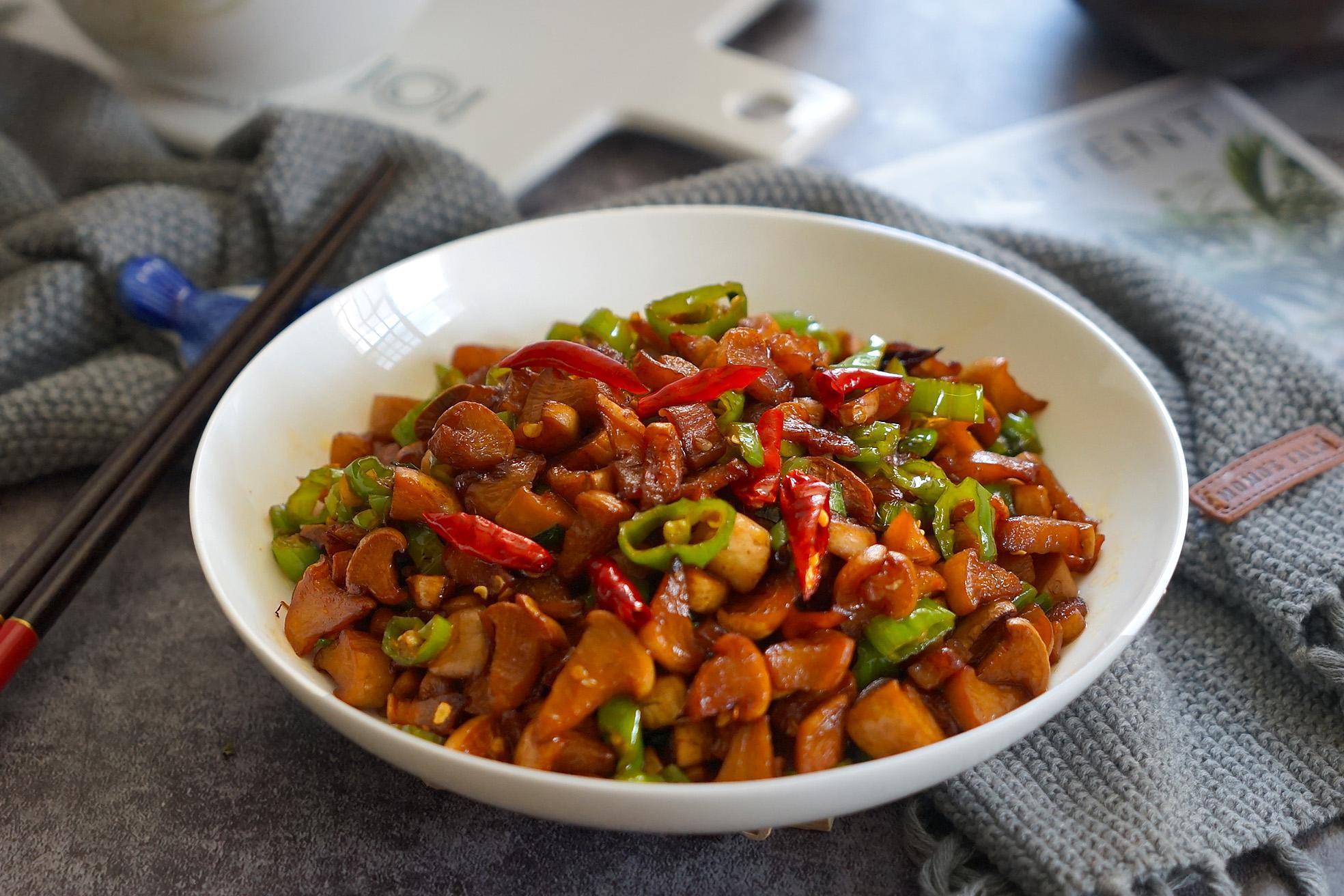 这种菜过去家家户户都有,配上辣椒炒一炒太下饭了,给肉都不换