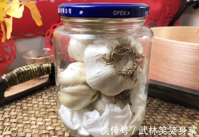 大蒜别随便放，教你5个保存妙招，不干瘪不发芽，能放一个冬天