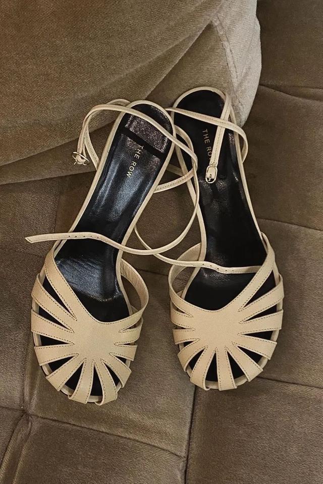 参考价格 翻了身的“土味凉鞋”,这次成了时髦精心中的C位