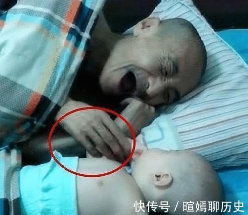 太爷爷|100岁太爷爷和外孙第一次见面,一个轮回的对视,网友感动