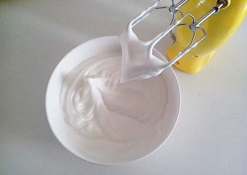 酸奶核桃蛋糕，简单易做，一样很滋润的感觉，入口即化