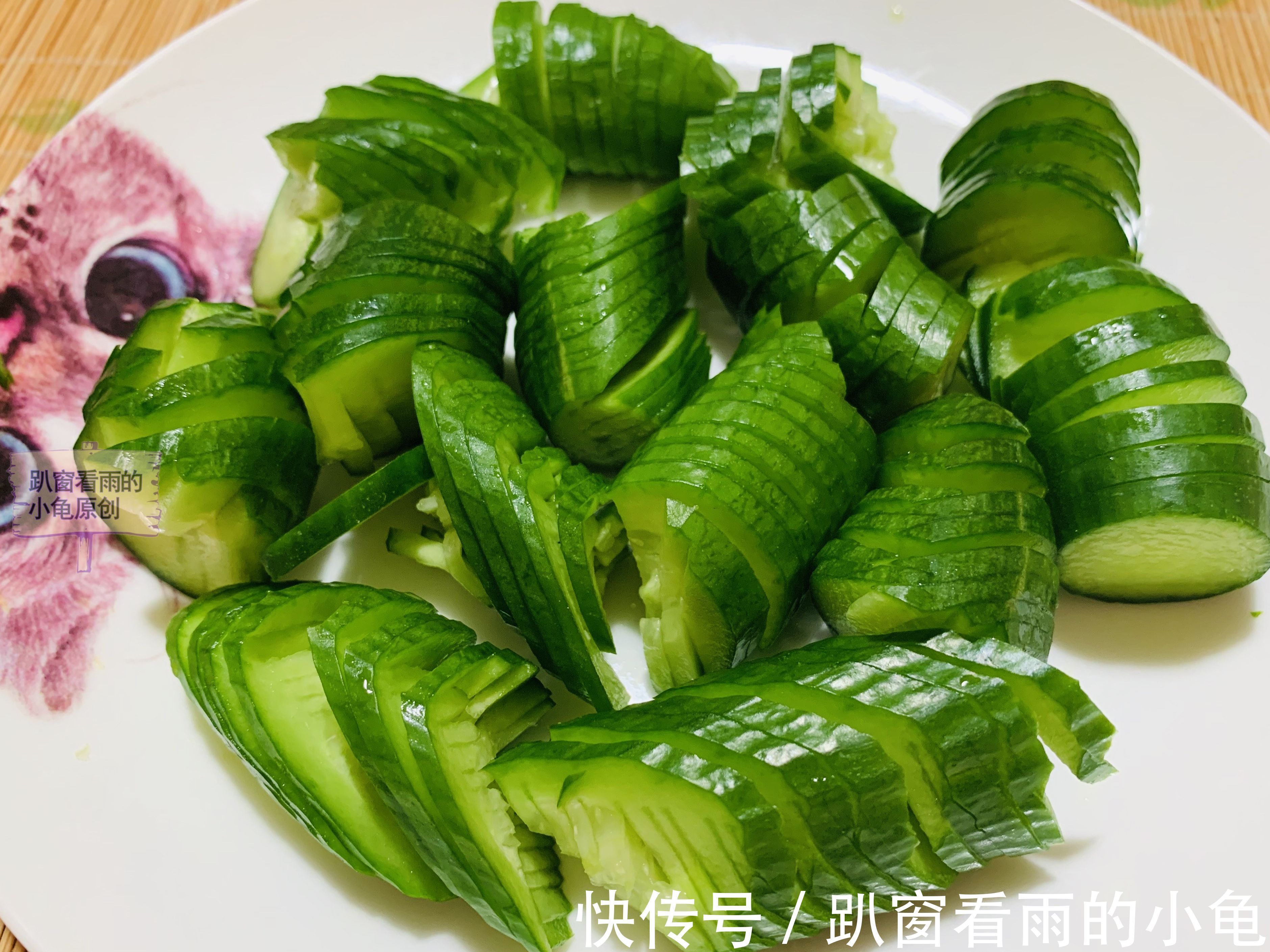 黄瓜|夏天，黄瓜凉菜就得这么做，吃起来清新爽脆，酸辣甜鲜