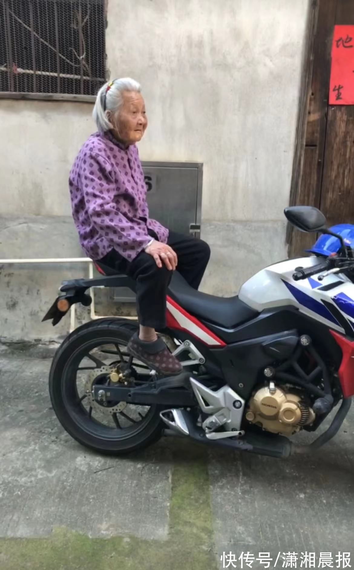 奶奶|福建小伙带94岁独居奶奶兜风：奶奶一边说不去一边锁门上车