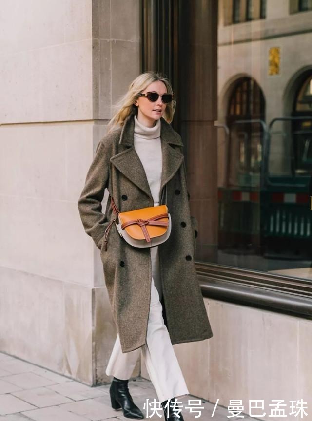 女人|50+的女人冬天怎么穿才时尚?大衣+高领衫,谁见都夸洋气