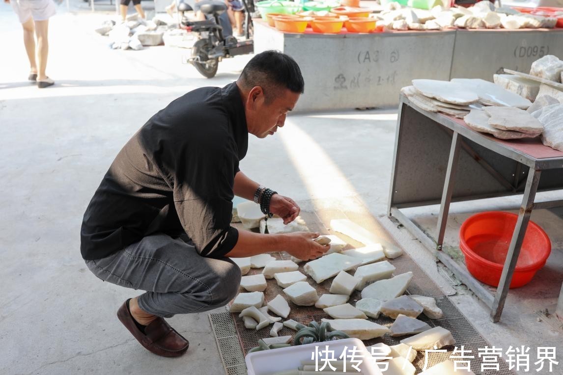 玉石!刀法自然专访玉雕大师仵海军, 刀随心走风格天成!