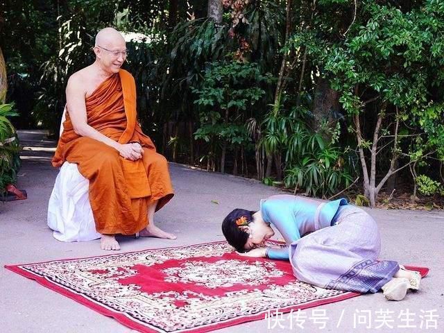 凳子#诗妮娜有凳子不坐非得跪泰王身边!卑微得让人心疼,难怪苏提达输