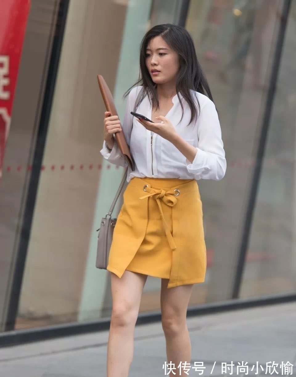小姐姐 气质女孩偏爱简约风穿搭,白衬衫+亮黄色半身裙搭配,简单又时尚