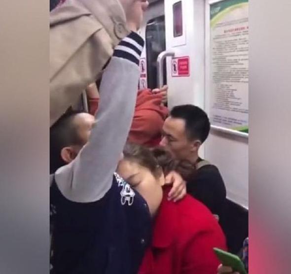 地铁|“地铁小暖男”走红,妈妈太累睡着了,儿子的举动让人倍感暖心