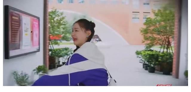 海报|王源不仅隔空被cue还被人偷亲海报，心动CP又上线了，磕到了