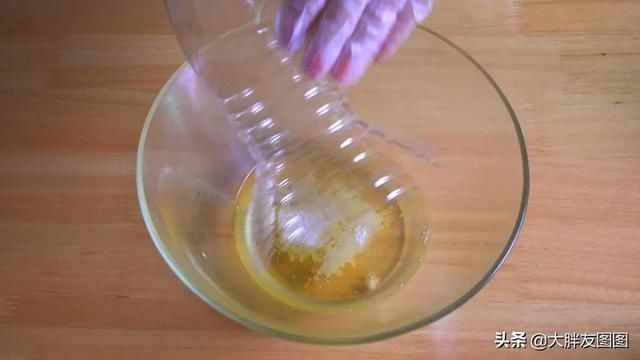 没秤,没打蛋器,没烤箱,如何做出蓬松的无油蛋糕?