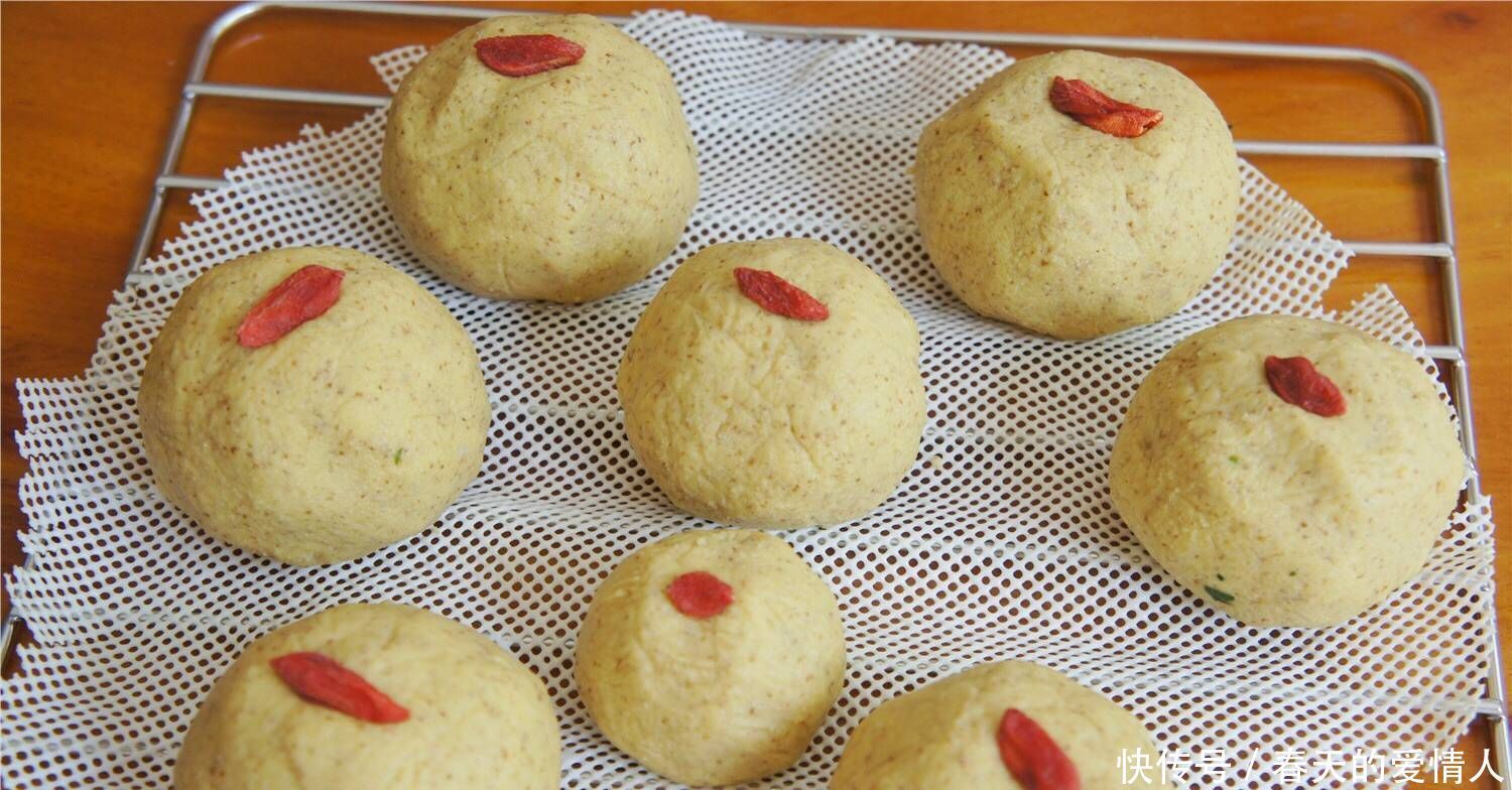 这道菜简单大气,杂粮荠菜团子,香浓到流口水