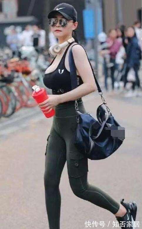 一字带 美女脚上搭配一双一字带的高跟鞋,让她的魅力显得更加的风韵犹存