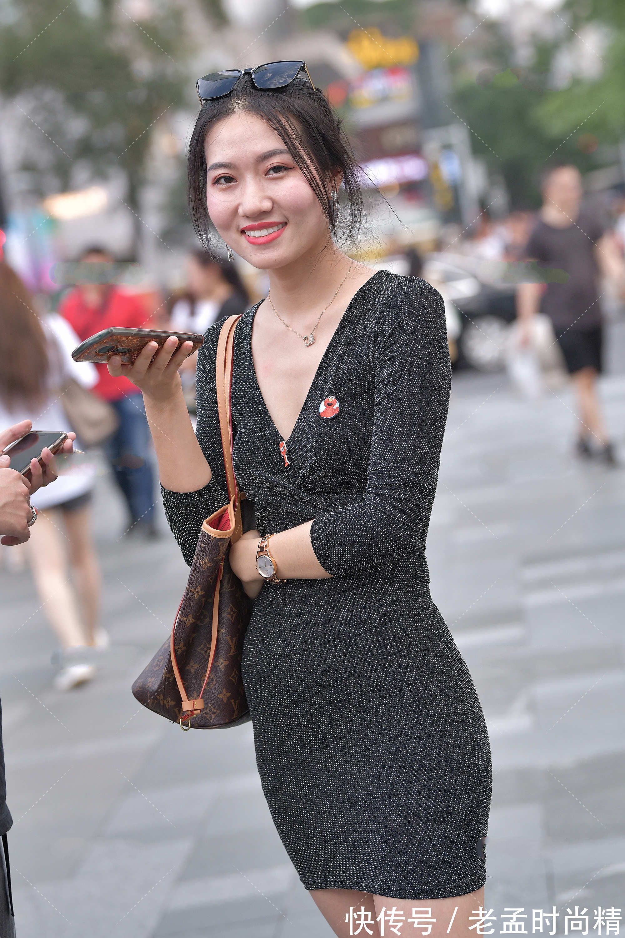 耳环|V领修身小黑裙, 搭配流苏耳环, 时尚精致, 尽显好身材