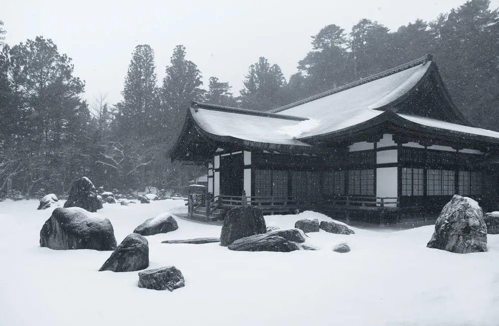 穿过县界长长的隧道，便是雪国