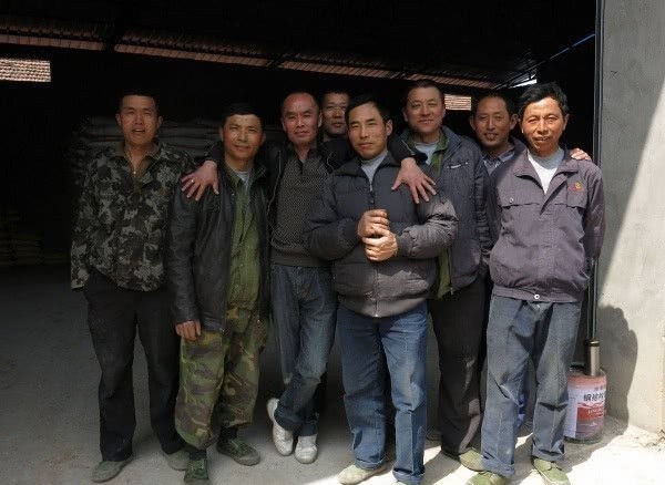 工头出上联,“干不出头终是工”,工人兄弟对的下联很狂妄