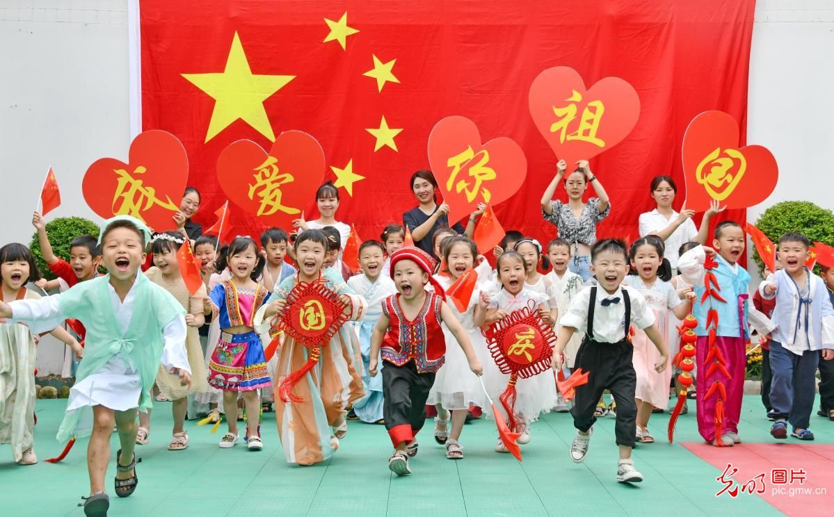 川南幼儿师范高等专科学校#【光明图刊】多彩形式迎国庆佳节