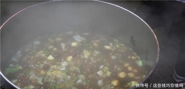 夫妻街头卖“热腾腾”早餐,5元一碗遭哄抢,食客不喝馋得慌!