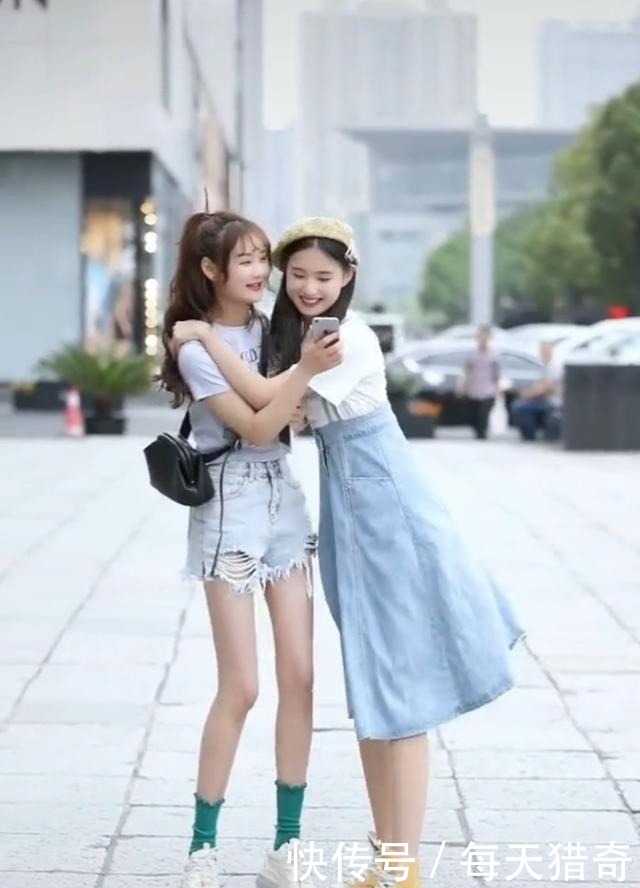 街拍同样漂亮又有趣的两个妹子，这道选择题好难啊