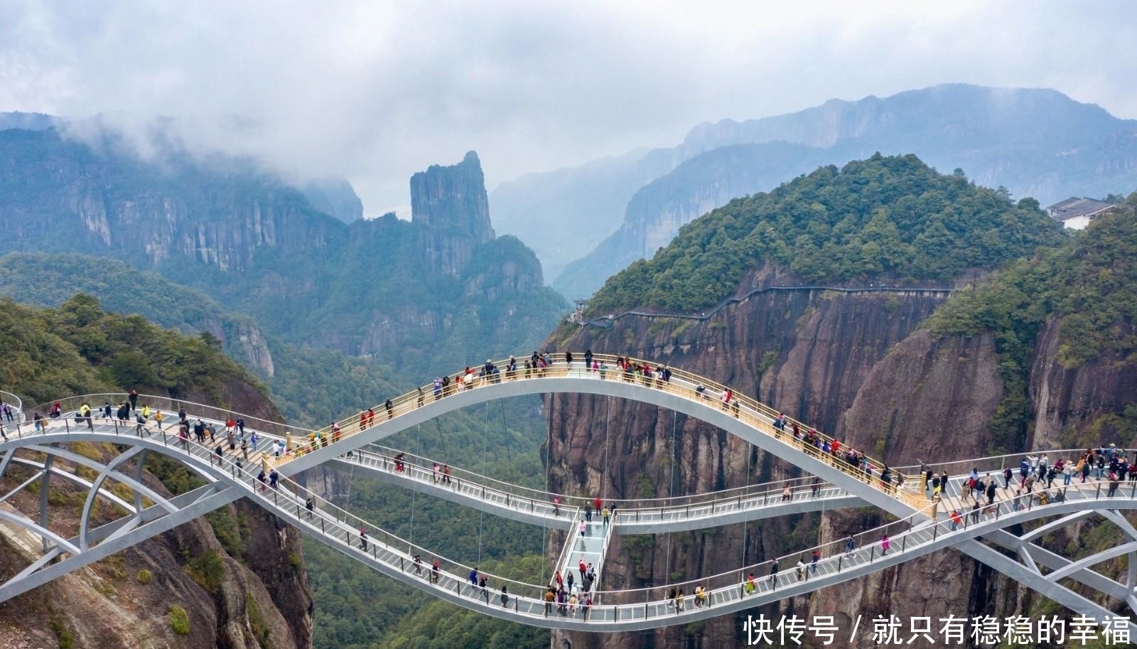 世界上最长人行悬索桥对外开放，吸引众多旅游者纷纷踏来，欣赏与大自然浑然一体美景