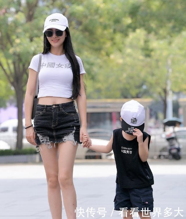 气质|适合辣妈穿,T恤衫配牛仔短裤,更显年轻气质