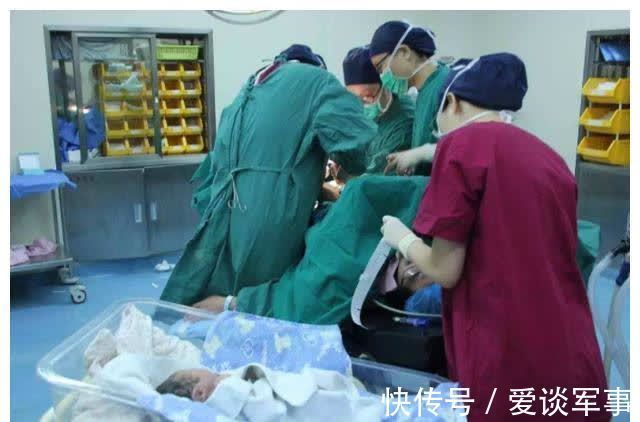 父母们|婴儿对着母亲“微笑”,医生伸手就是一巴掌,了解原因后宝妈道谢